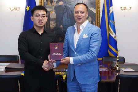 Максим Тимошенко вручив диплом доктора філософії випускнику аспірантури Ло Чже